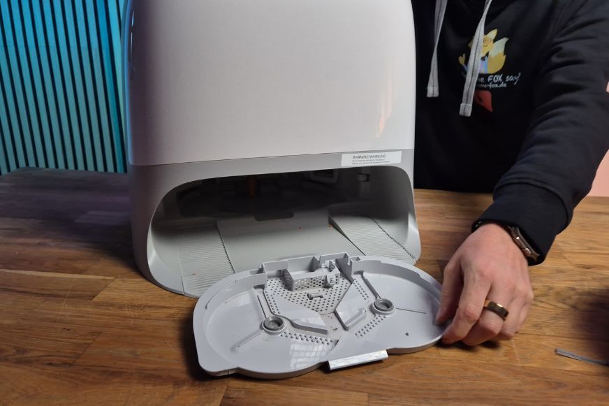 Die Wischwanne der Roborock Qrevo Curv 2 Pro Station kann mit einem Handgriff entfernt und gereinigt werden und wird herausgenommen und gezeigt. 